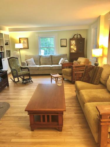 maine-stay-sitting-room
